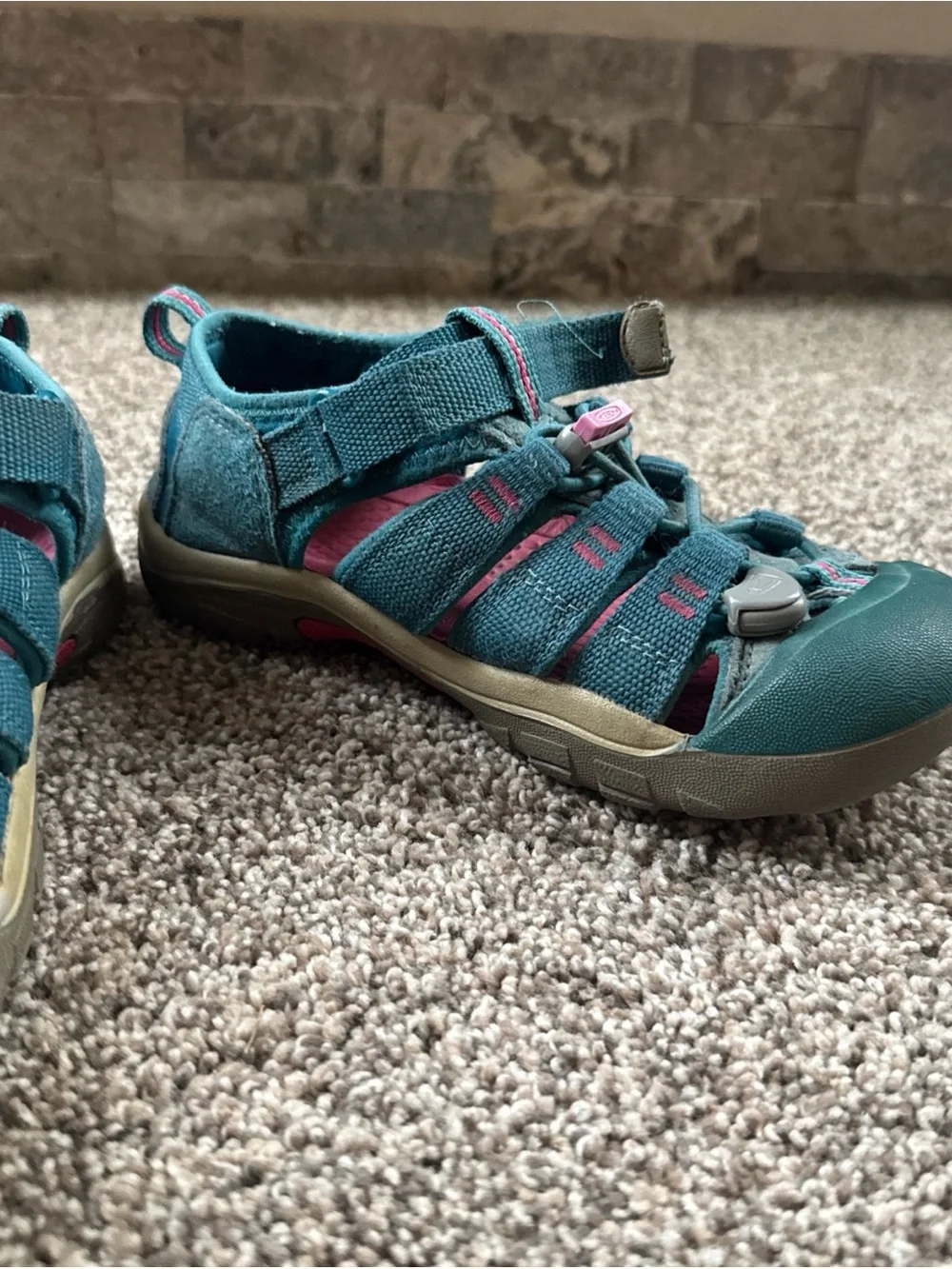 KEEN Girls Size 2 Teal Pink Outdoor Sandals - Comfortable Trail Shoes EUC